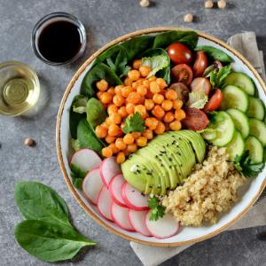 Salad with chickpeas, quinoa, spinach and radish